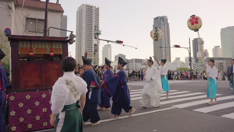 Prozession-Japanischer-Priester-Während-Des-Tenjin-Festes