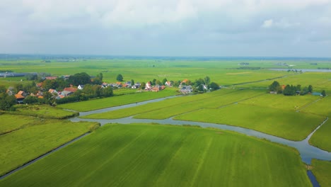 Niederländische-Dörfer-Und-Häuser-Zwischen-Poldergrasland
