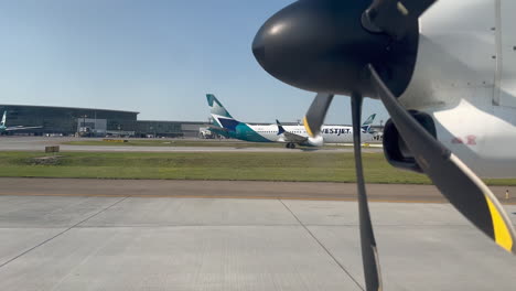 Westjet-Flugzeugverkehr-Auf-Der-Landebahn-Des-Flughafens-Calgary-YYC-Am-18.07.2023