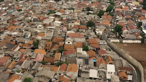 Luftaufnahme-Eines-Armenviertels-Von-Jakarta-Aus-Der-Vogelperspektive-Mit-Zerstörten-Alten-Häusern-An-Bewölkten-Tagen