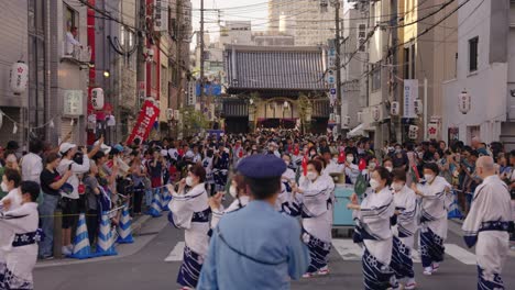 Danza-Tradicional-En-Cámara-Lenta-En-El-Festival-Tenjin-En-Osaka