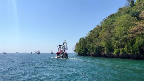 Luftaufnahme-Eines-Traditionellen-Javanischen-Fischerbootes-An-Der-Küste-Des-Sonnigen-Indonesiens