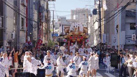Japanische-Männer-Ziehen-Tenjin-Matsuri-Durch-Die-Straßen-Japans
