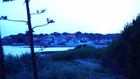 Kleines-Dorf-An-Der-Küste-Frankreichs-Mit-Vielen-Kleinen-Weißen-Häusern-In-Abendstimmung-Und-Blauem-Licht