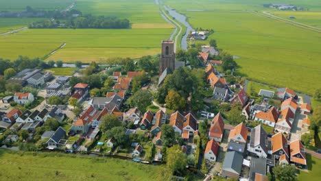 Malerisches-Niederländisches-Dorf-Ransdorp-Im-Polder-Mit-Seiner-Kirche-Und-Traditionellen-Häusern