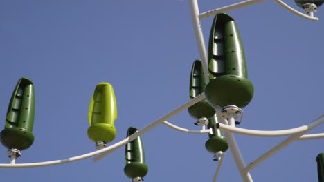 Grüne-Windenergieturbinen,-Aeroleaf-Startup,-Energiewende,-Mikrowindturbine-Bestehend-Aus-Einem-Doppelblatt-Mit-Vertikaler-Achse-In-Form-Eines-Blattes-Und-Einem-Synchronen-Mikrogenerator,