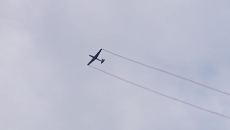 Segelflugzeuge-Fliegen-Bei-Flugschau-Manöver-Am-Himmel-Und-Hinterlassen-Kondensstreifen