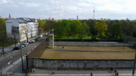 Berlin-Wall-and-watchtower-at-Berlin-Wall-Memorial,-Germany