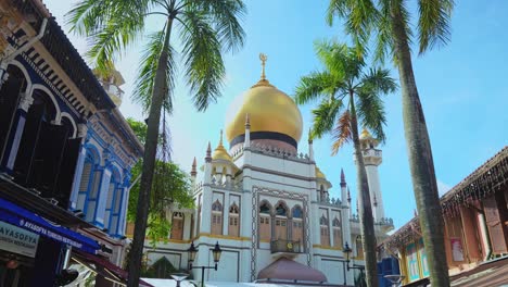 A-walk-along-Muscat-Street-with-the-colourful-shop-fronts-towards-the-Sultan-Mosque,-Singapore