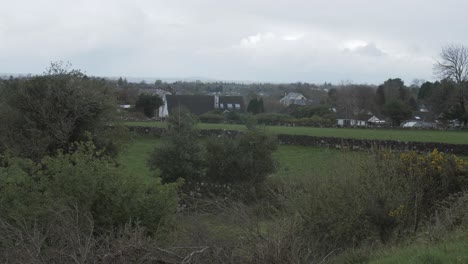 Tiro-De-Plataforma-Rodante-De-Un-Pueblo-En-Irlanda-Con-Pastos.