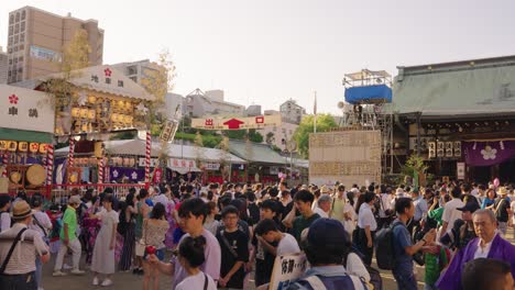 Crowds-of-Japanese-People-at-Tenmangu-Shrine-During-Tenjin-Festival