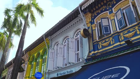A-walk-along-Muscat-Street-with-the-colourful-shop-fronts-towards-the-Sultan-Mosque,-Singapore