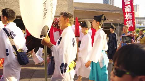 Japanische-Priester-Bei-Der-Tenjin-Matsuri-Parade