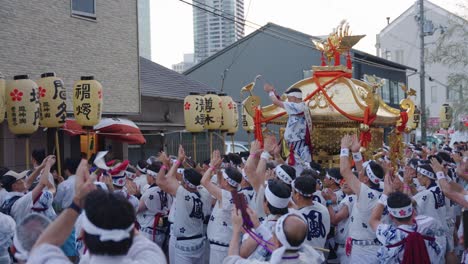 Celebración-Del-Festival-Tenjin-En-Las-Calles-De-Osaka