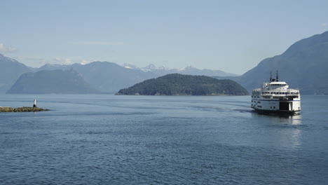 A-ferry-approaches-horseshoe-bay,-on-a-clear-and-sunny-day