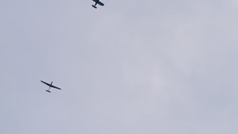 Segelflugzeug-Steigt-In-Bewölktem-Himmel-Auf,-Gezogen-Von-Einem-Kleinen-Motorflugzeug