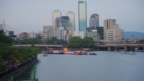 Osaka-Stadt,-Während-Tenjin-Matsuri-Bootsscheiterhaufen-Den-Okawa-Fluss-Hinunterfahren