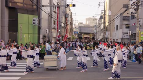 El-Festival-Tenjin-Comienza-En-Osaka,-Toma-En-Cámara-Lenta-De-La-Actuación.