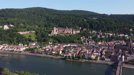 Die-Ruinen-Der-Heidelberger-Burgfassade,-Heidelberger-Schloss-Deutschland,-Luftdrohnen-Dolly-Vorwärts