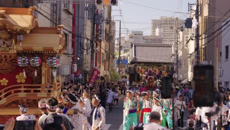 Carroza-Mikoshi-Del-Festival-Tenjin-Transportada-Por-Las-Calles-De-Osaka