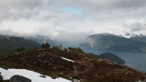 Fiordo-Noruego-Con-Espectaculares-Nubes-Que-Rodean-Los-Picos-De-Las-Montañas-En-La-Costa-Oeste-De-Noruega-En-Sunnmøre,-Liavarden