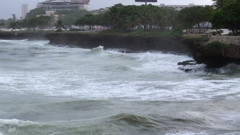 Luftflug-über-Riesige-Wellen,-Die-Während-Eines-Stürmischen-Hurrikans-Die-Küste-Der-Dominikanischen-Republik-Erreichen
