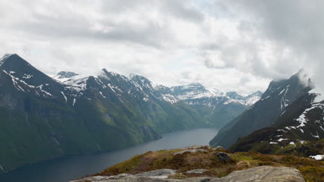 Fiordo-Noruego-Con-Espectaculares-Nubes-Que-Rodean-Los-Picos-De-Las-Montañas-En-La-Costa-Oeste-De-Noruega-En-Sunnmøre