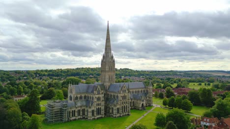 Huge-drone-shot-of-a-big-cathedral-in-the-Uk,-during-a-cloudy-day