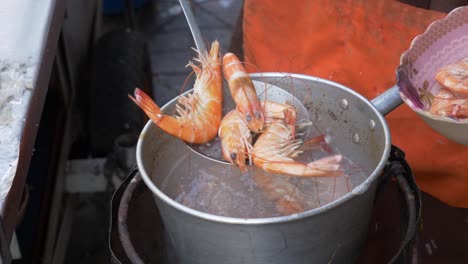 Boiling-shrimps-in-water-at-street-food-restaurant