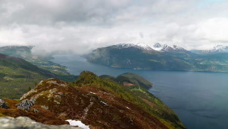 Norwegischer-Fjord-Mit-Dramatischen-Wolken,-Die-Berggipfel-An-Der-Westküste-Norwegens-Bei-Sunnmøre,-Liavarden-Umgeben