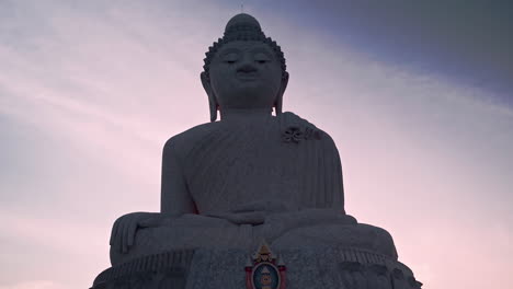 Große-Buddha-Statue-Von-Phuket-Mit-Besuchenden-Touristen-Unter-Dem-Dämmernden-Himmel
