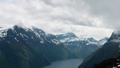 Fiordo-Noruego-Con-Espectaculares-Nubes-Que-Rodean-Los-Picos-De-Las-Montañas-En-La-Costa-Oeste-De-Noruega-En-Sunnmøre,-Liavarden
