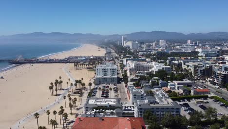 Drohnenaufnahme-Der-Stadt-Und-Des-Strandes-Von-Santa-Monica-An-Einem-Schönen-Sonnigen-Sommertag