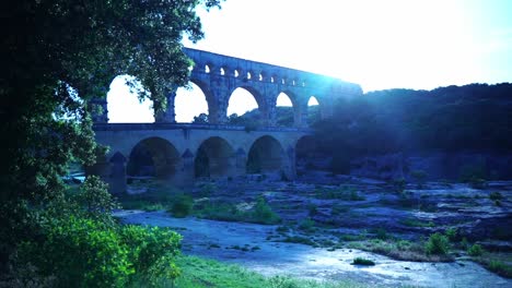 Arcos-Romanos-Construidos-Entre-La-Naturaleza-Cuando-Hace-Buen-Tiempo-En-Un-Cañón-De-Un-Valle-Fluvial