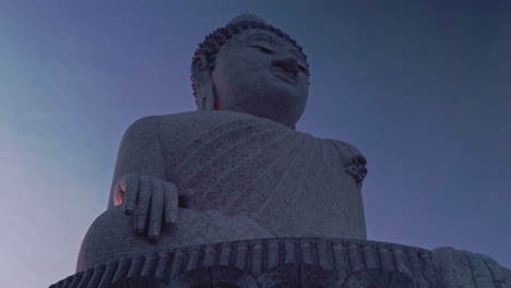Tourists-walking-under-Phuket-Big-Buddha-statue-in-evening,-Thailand