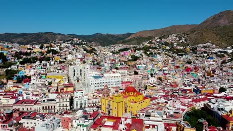 Aerial-establish-overview-of-Guanajuato,-México-colonial-vibrant-colorful-architecture-buildings