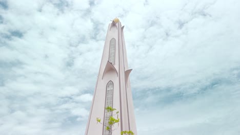 Cinematic-low-to-high-shot-of-the-minaret-of-Masjid-Selat-Melaka-in-Melaka,-Malaysia,-during-a-cloudy-day-in-daylight