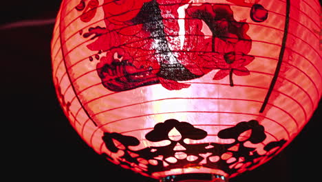 Rote-Papierlaterne-Mit-Asiatischen-Symbolen-Und-Fransen,-Die-In-Der-Nacht-Hängen