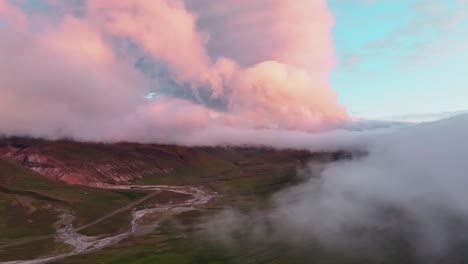 Nubes-Sobre-Las-Montañas-Y-El-Valle-Durante-La-Puesta-De-Sol-En-El-Este-De-Islandia