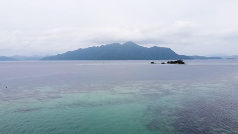 Malerische-Luftaufnahme-Der-Insel-Sangat-Und-Beliebtes-Tauchziel-Des-Zweiten-Weltkriegs-An-Einem-Grauen,-Wolkigen-Und-Bewölkten-Tag-In-Coron-Bay,-Palawan,-Philippinen