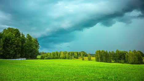 Dramatischer-Himmel,-Zeitraffer-Einer-Hellgrünen-Wiesenlandschaft,-Stürmische-Regenwolken,-Die-über-Ländlichem-Land-Schweben,-Filmische-Idyllische-Stimmung,-Nostalgischer-Bildschirmschoner