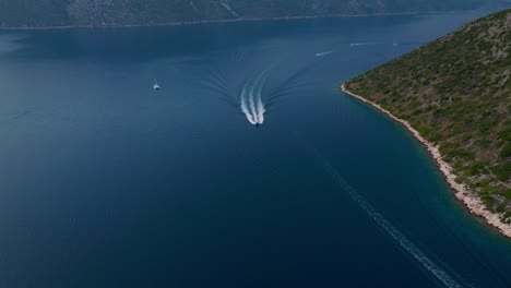 Eine-Filmische-Luftaufnahme-Eines-Bootes-Auf-Der-Insel-Ithaka-In-Griechenland