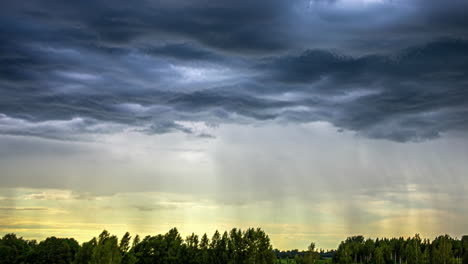 Zeitraffer-Stürmischer-Wolken-Mit-Gelben-Sonnenlichtbrechungen,-Geschichtete-Wolken-über-Dem-Wald-Im-Morgengrauen,-Schöner-Anblick,-Wolkenbildung-In-Blau,-Orange,-Dunstiger,-Düsterer-Himmel-Am-Horizont,-Epische-Wolken