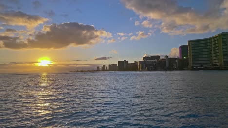 Sonnenuntergang-Am-Meer-Mit-Blick-Auf-Die-Waikiki-Landschaft-Auf-Oahu-Während-Der-Goldenen-Stunde