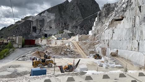 Carrara-Marble-caves.-Tracking-shot