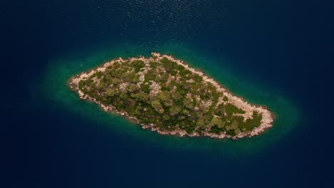 Eine-Filmische-Luftaufnahme-Einer-Insel-Ithaka-In-Griechenland-Von-Oben-Nach-Unten