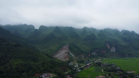 La-Niebla-Cubre-Un-Pequeño-Asentamiento,-Bucle-De-Ha-Giang,-Ha-Giang,-Vietnam