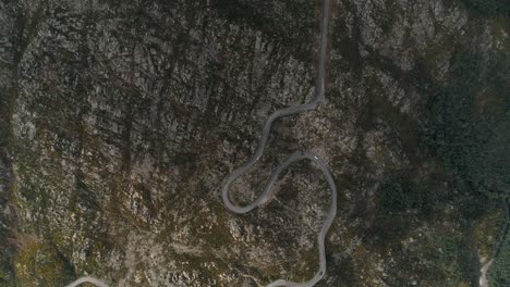 Viaje-Por-Carretera-En-Coche-Por-Caminos-De-Montaña-Y-Serpentinas
