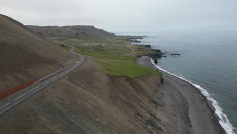 Conduciendo-Por-Una-Carretera-Vacía-En-Un-Día-Sombrío-Alrededor-De-La-Costa-Sur-De-Islandia