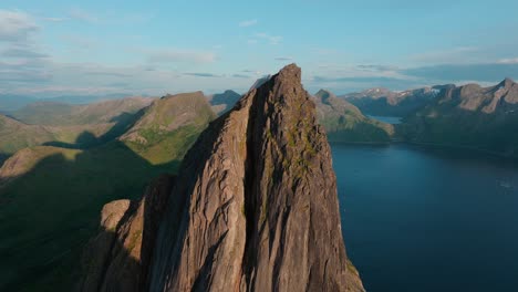 Pintoresca-Montaña-Segla,-Senja,-Noruega---Toma-Aérea-Con-Drones